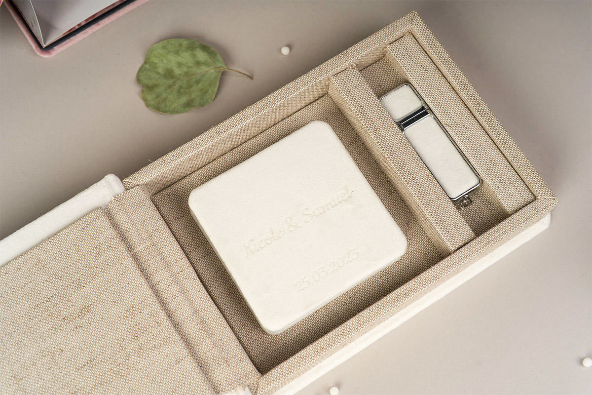 POMLADNI PAKET - ŠKATLICA ZA USB Z MINI ZLOŽLJIVO FOTO KNJIGO