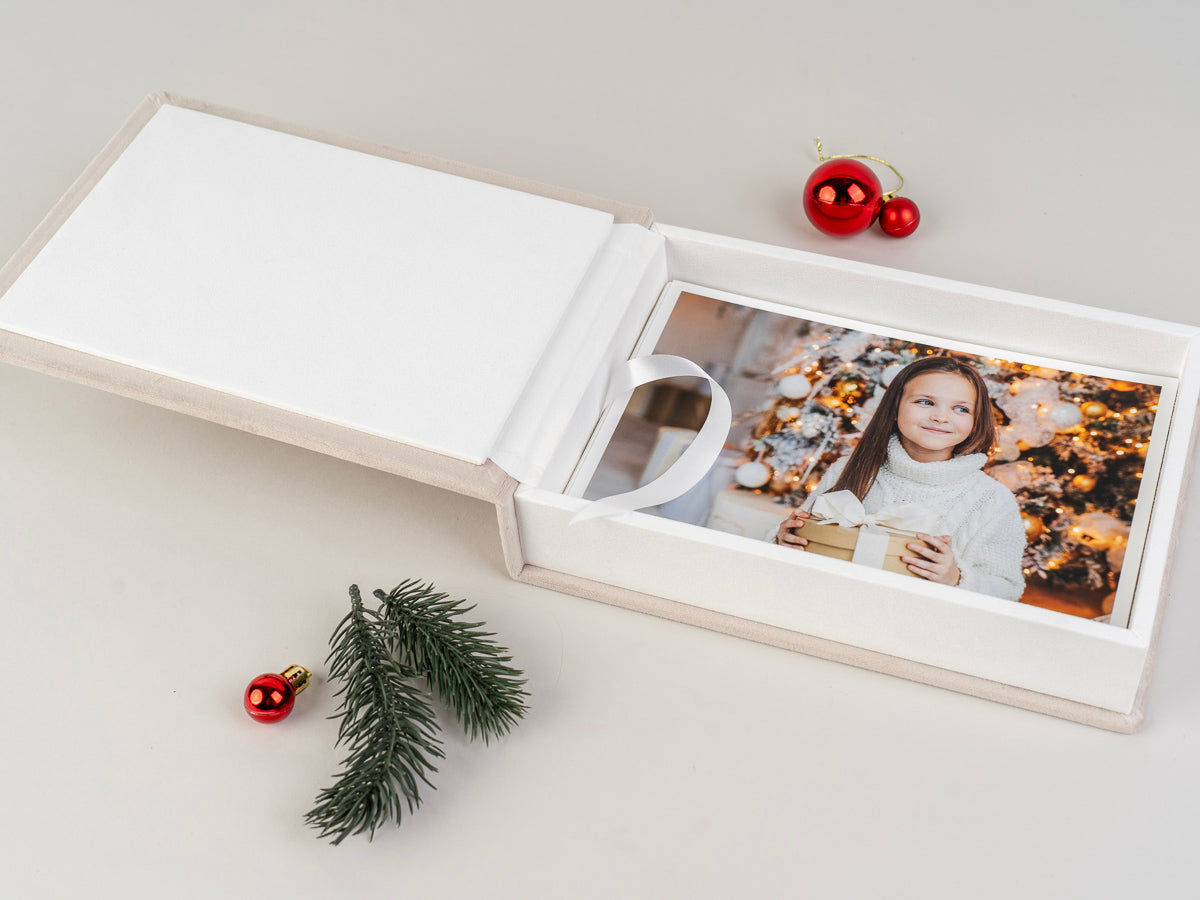 spominska škatla za fotografije in božične fotografije motiv otrok z darilom bež zunanjost bela notranjost odprta s svilenim trakom rdeč okrasek božična dekoracija