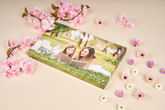 fotografija na platnu slika mame z otrokom na zeleni travi v ozadju rože fotoplatno