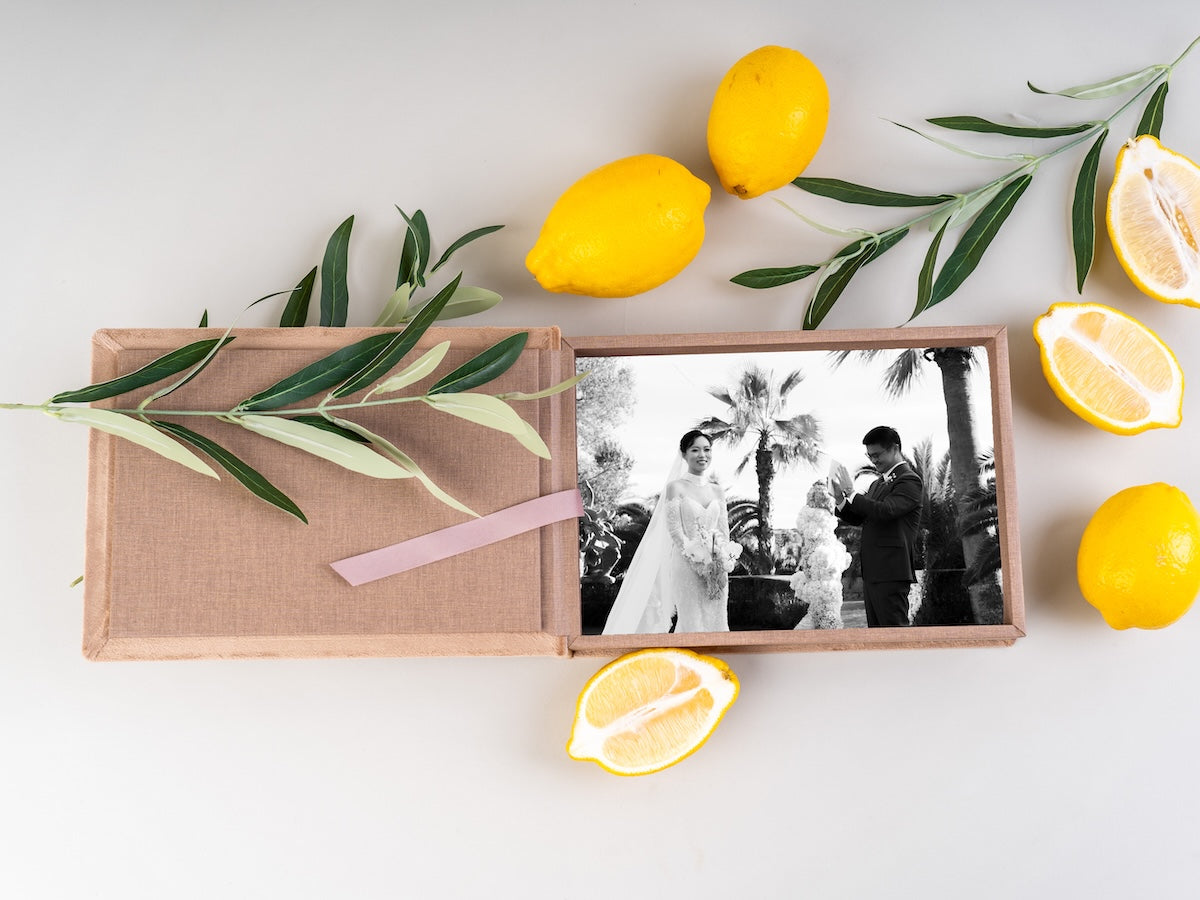 spominska škatla s fotografijami bež barve zlate črke LOVE odprta poročne fotografije