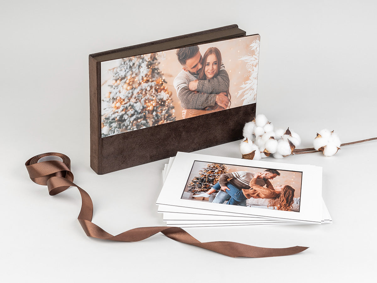 Elegantna akrilna naslovnica škatle za fotografije v rjavi barvi z božičnim pridihom – detajl