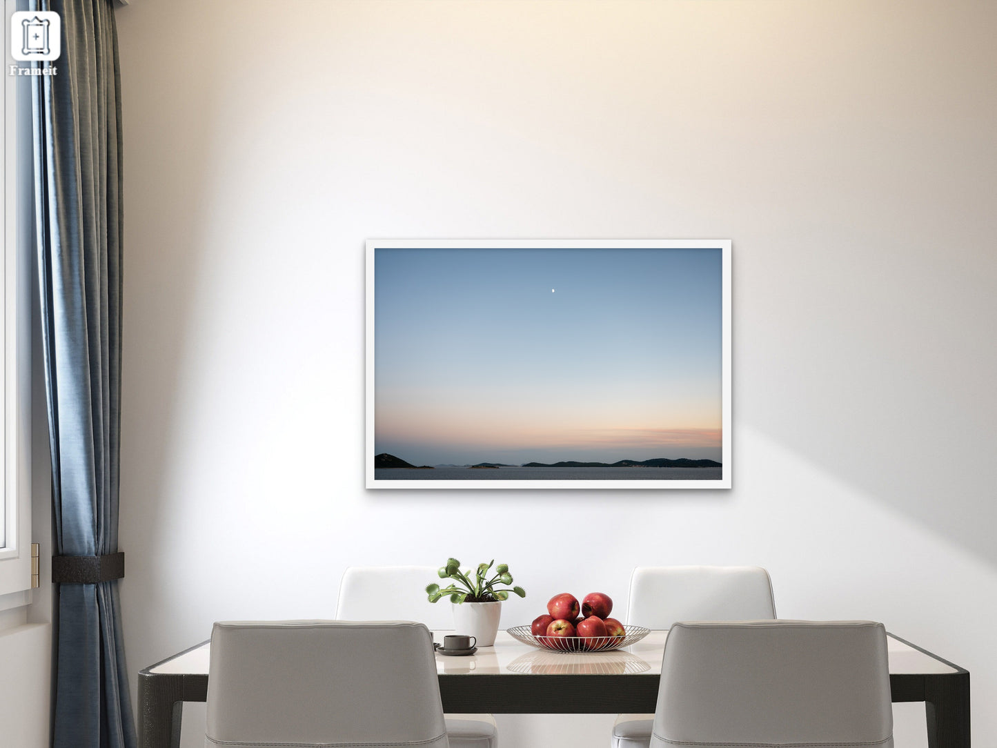 uokvirjen art print na steni v jedilnici motiv sončni vzhod luna na morju šepet jutranjega morja bel okvir