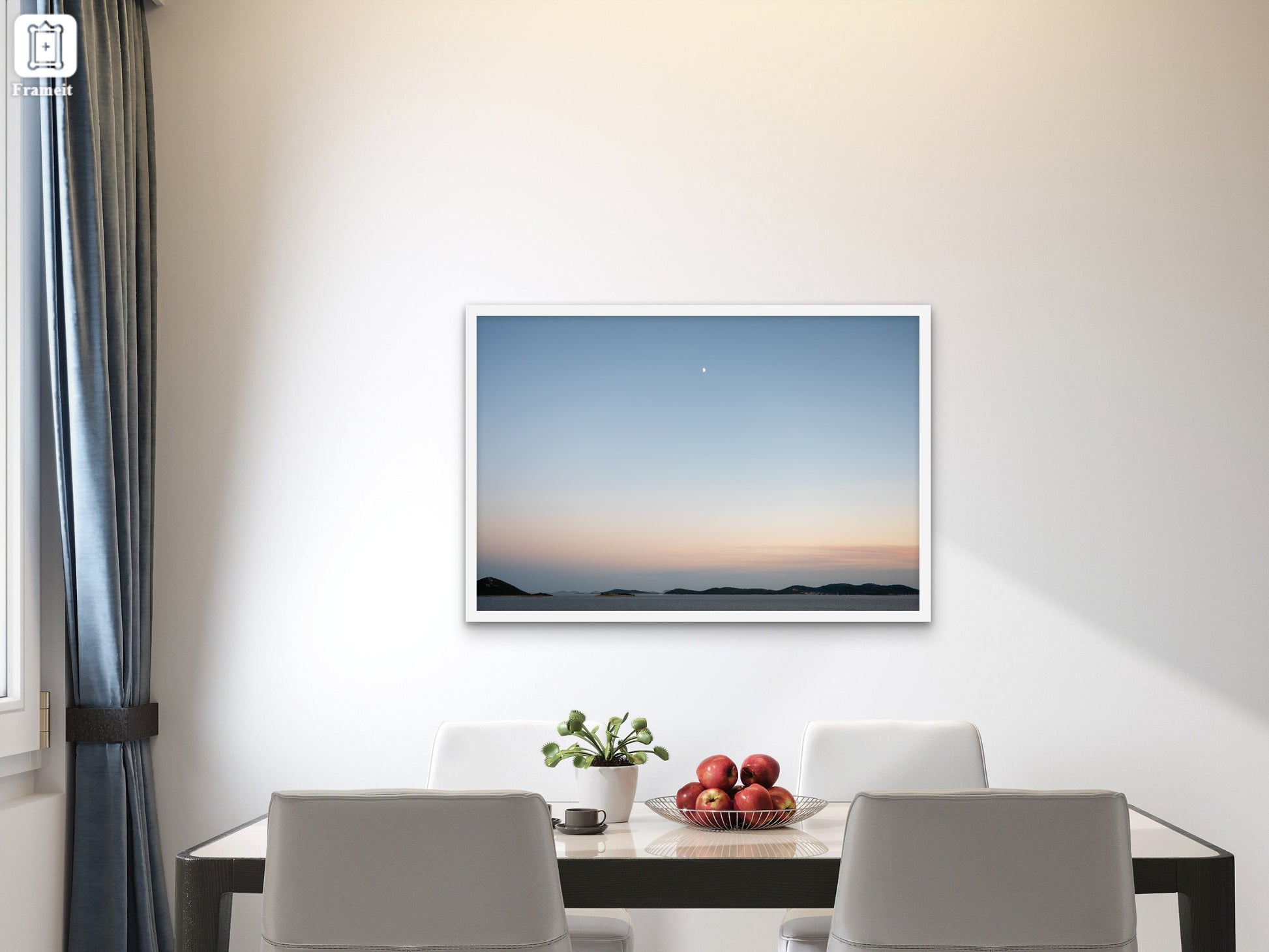 uokvirjen art print na steni v jedilnici motiv sončni vzhod luna na morju šepet jutranjega morja bel okvir