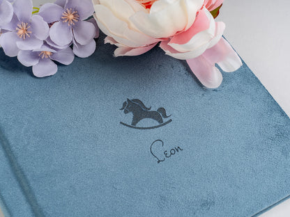 Baby foto album v žametni izvedbi – naslovnica s konjičkom in imenom dojenčka