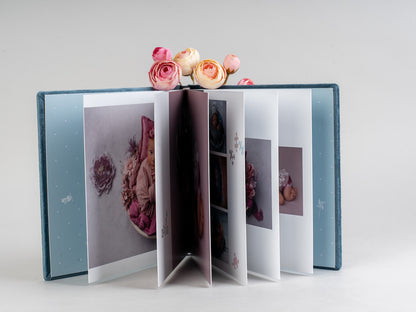 Odprt dojenčkov foto album – panoramske strani s fotografijami dojenčka