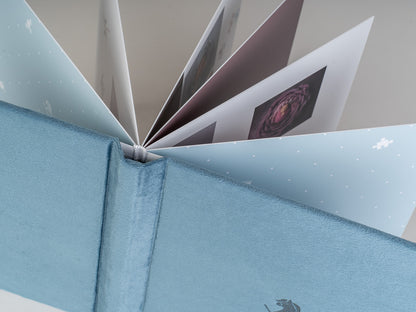 Detajl žametne platnice – mehak material žametnega foto albuma