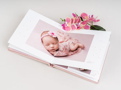 Odprt žametni baby foto album – panoramske strani s fotografijami dojenčka