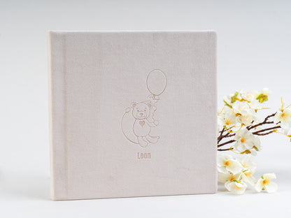 Žametni dojenčkov album – prva otroška fotoknjiga v bež barvi