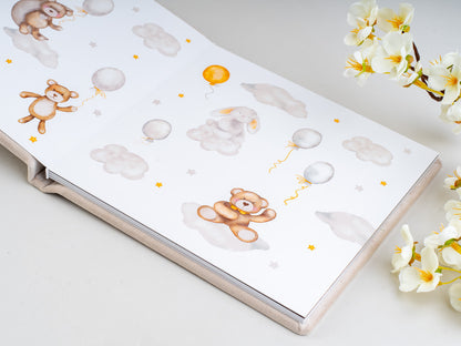 Odprt žametni baby foto album z motivom medvedka – otroški spomin z ljubkim detajlom