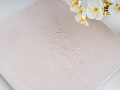 Bež žametni dojenčkov album – personalizirana otroška fotoknjiga