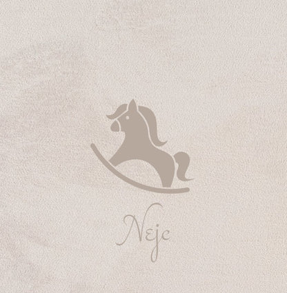 otroška foto knjiga naslovnica bež barve konjiček