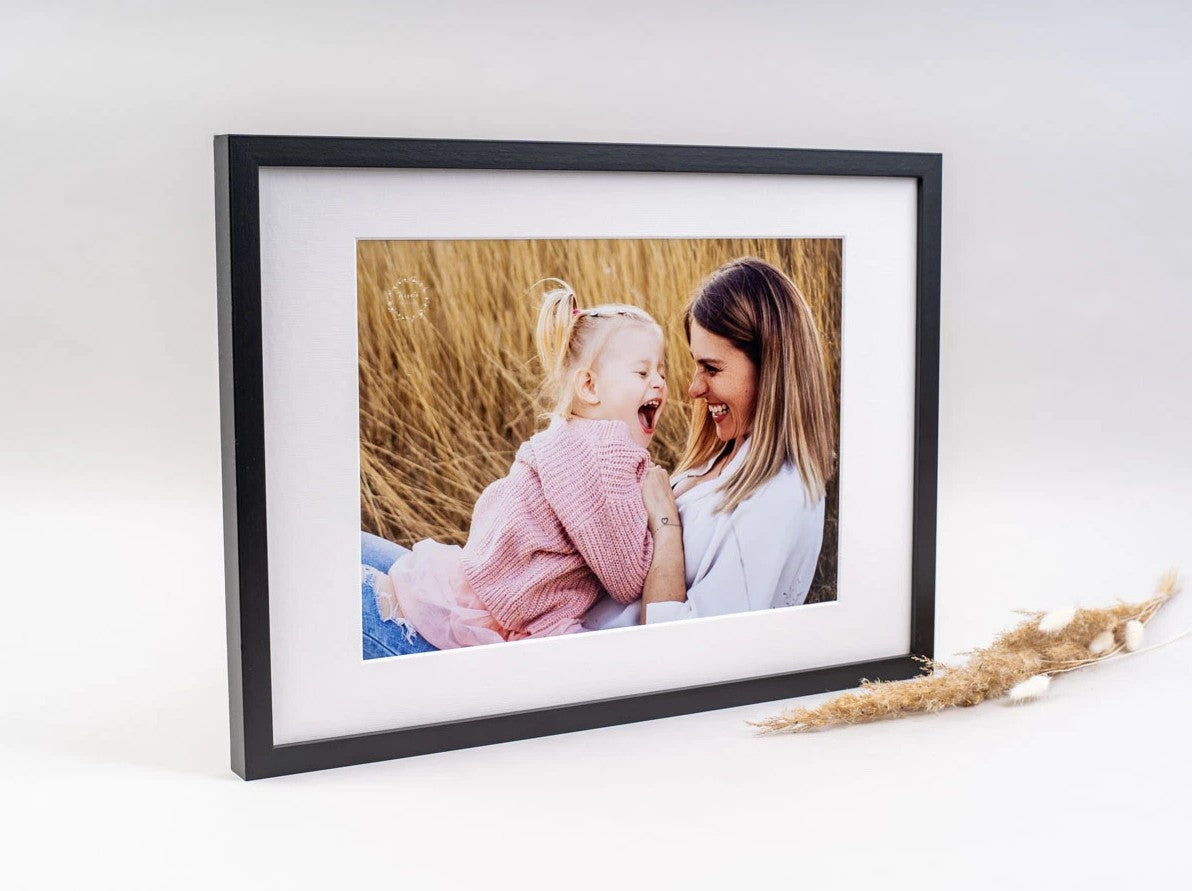 Moderna uokvirjena fotografija s paspartujem v črnem lesu
