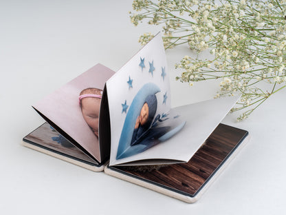 otroška foto knjiga odprta bele barve fotografije dojenčka