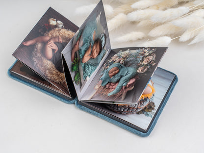 odprta majhna otroška foto knjiga