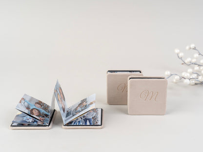 bež žametna mini fotoknjiga s prazničnim motivom – darilo za božič za  družino