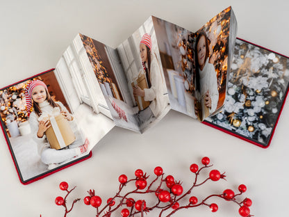 čarobna mini zložljiva fotoknjiga v rdečem žametu – božično foto darilo