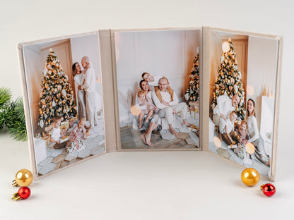Odprt foto album Trojni spomin z božičnimi fotografijami in žametno platnico