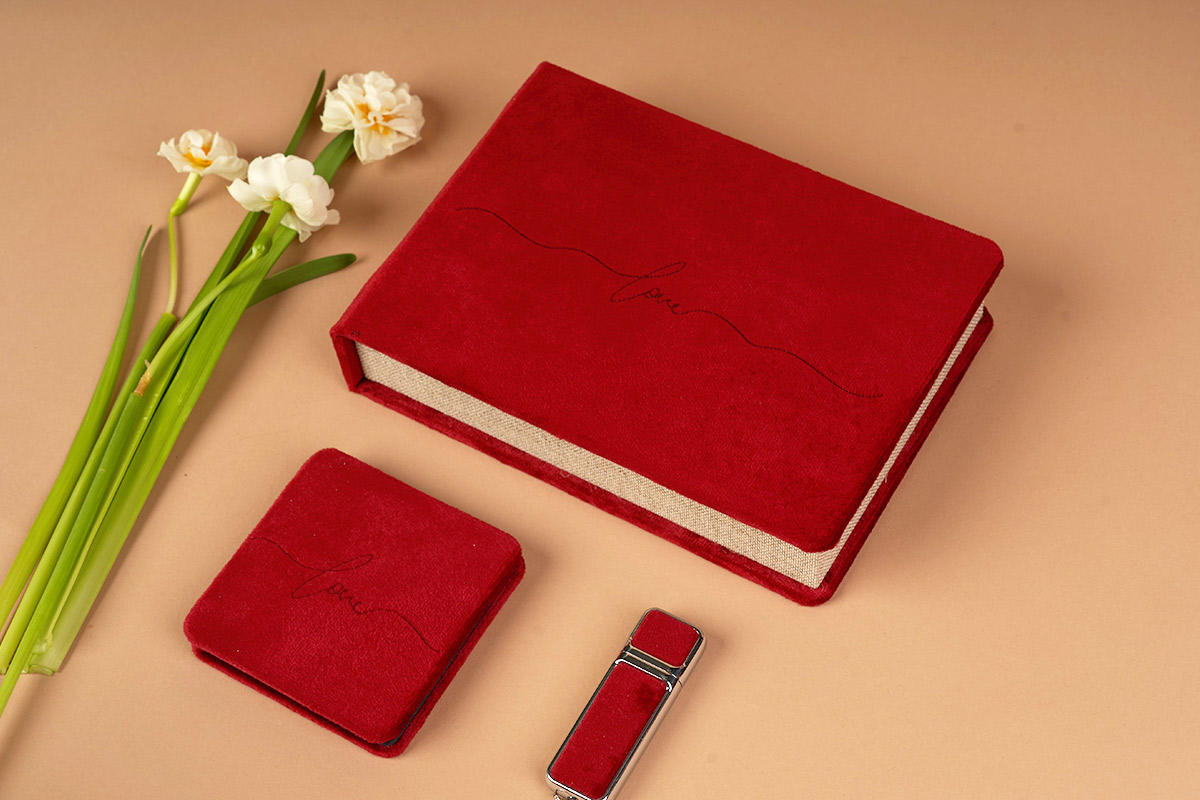 Valentinov paket – žametna škatlica za USB in mini zložljiva fotoknjiga v rdečem žametu | Darilo za Valentinovo