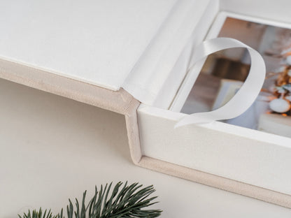 žametna spominska škatla za fotografije bež barve bela notranjost svilen trakec božična dekoracija