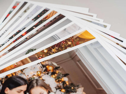 božične fotografije za v spominsko škatlo motiv mame z otrokom in darilom pred božično novoletno smreko 