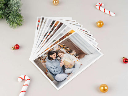 božične fotografije za spominsko škatlo praznična dekoracija motiv mame z otrokom z darilom pred novoletno jelko smreko