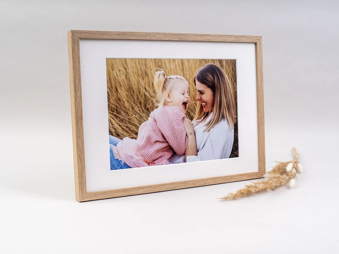 Fotografija s paspartujem v lesenem hrastovem okvirju kot dekoracija doma