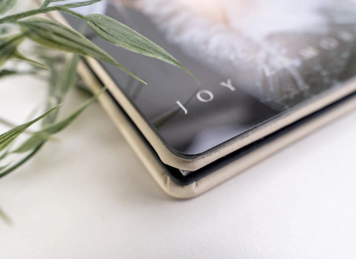 Detajl personalizirane mini fotoknjige z akrilom