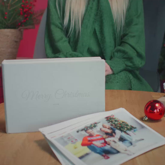 Video predstavitev spominske škatle za fotografije – božična kolekcija z žametno škatlo in zlatimi motivi