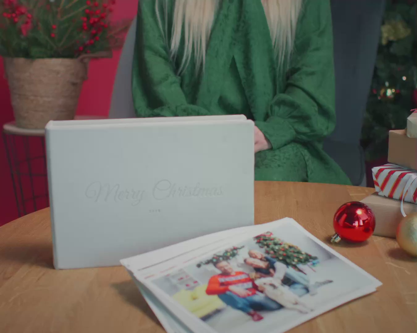 Video predstavitev spominske škatle za fotografije – božična kolekcija z žametno škatlo in zlatimi motivi