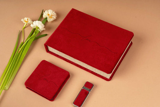 VALENTINOV PAKET - RDEČA ŠKATLICA ZA USB Z MINI ZLOŽLJIVO FOTO KNJIGO