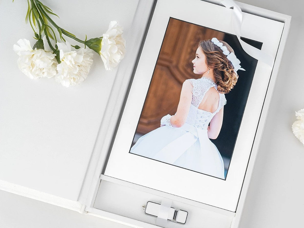 Personalizirana spominska škatla za fotografije za krst, obhajilo in birmo kot darilo s pomenom