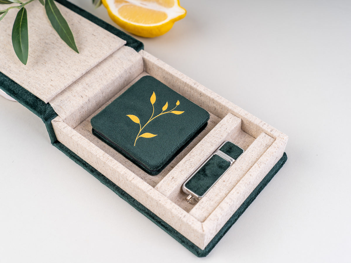 A LOVE STORY ŠKATLICA SPOMINOV - Škatlica za USB z Mini zložljivo fotoknjigo