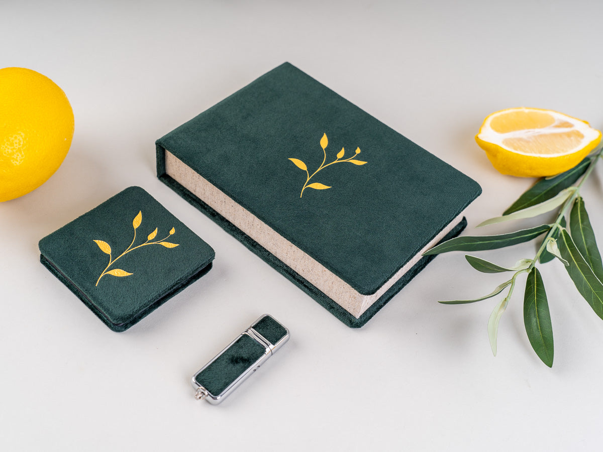 A LOVE STORY ŠKATLICA SPOMINOV - Škatlica za USB z Mini zložljivo fotoknjigo