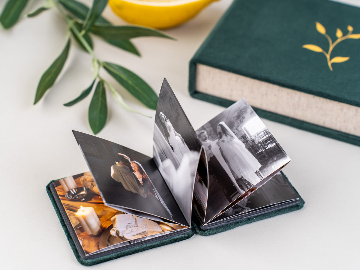 A LOVE STORY ŠKATLICA SPOMINOV - Škatlica za USB z Mini zložljivo fotoknjigo