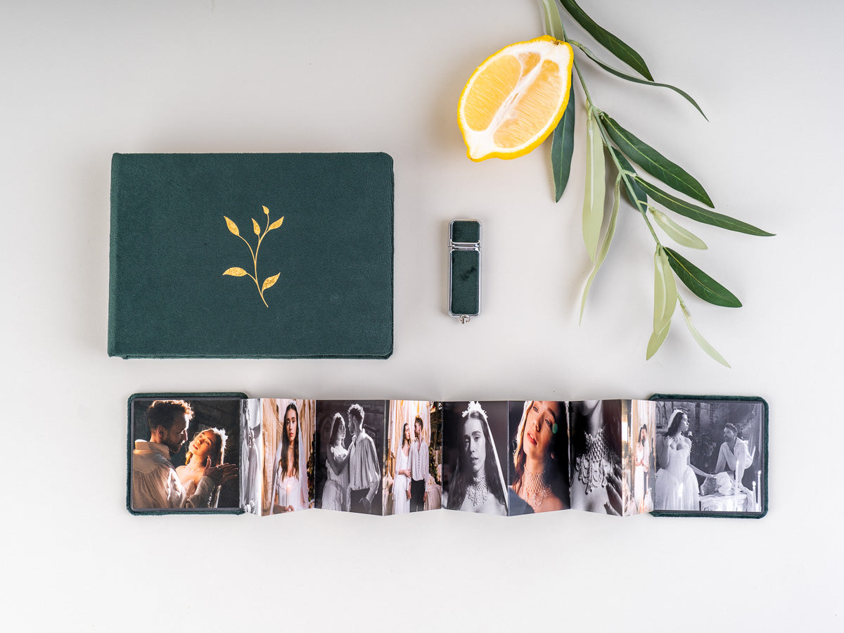 A LOVE STORY ŠKATLICA SPOMINOV - Škatlica za USB z Mini zložljivo fotoknjigo