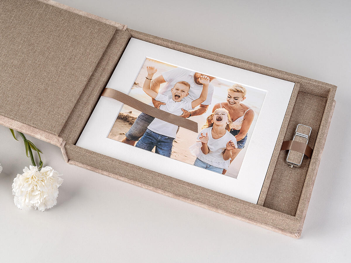 spominska škatla z družinskimi fotografijami