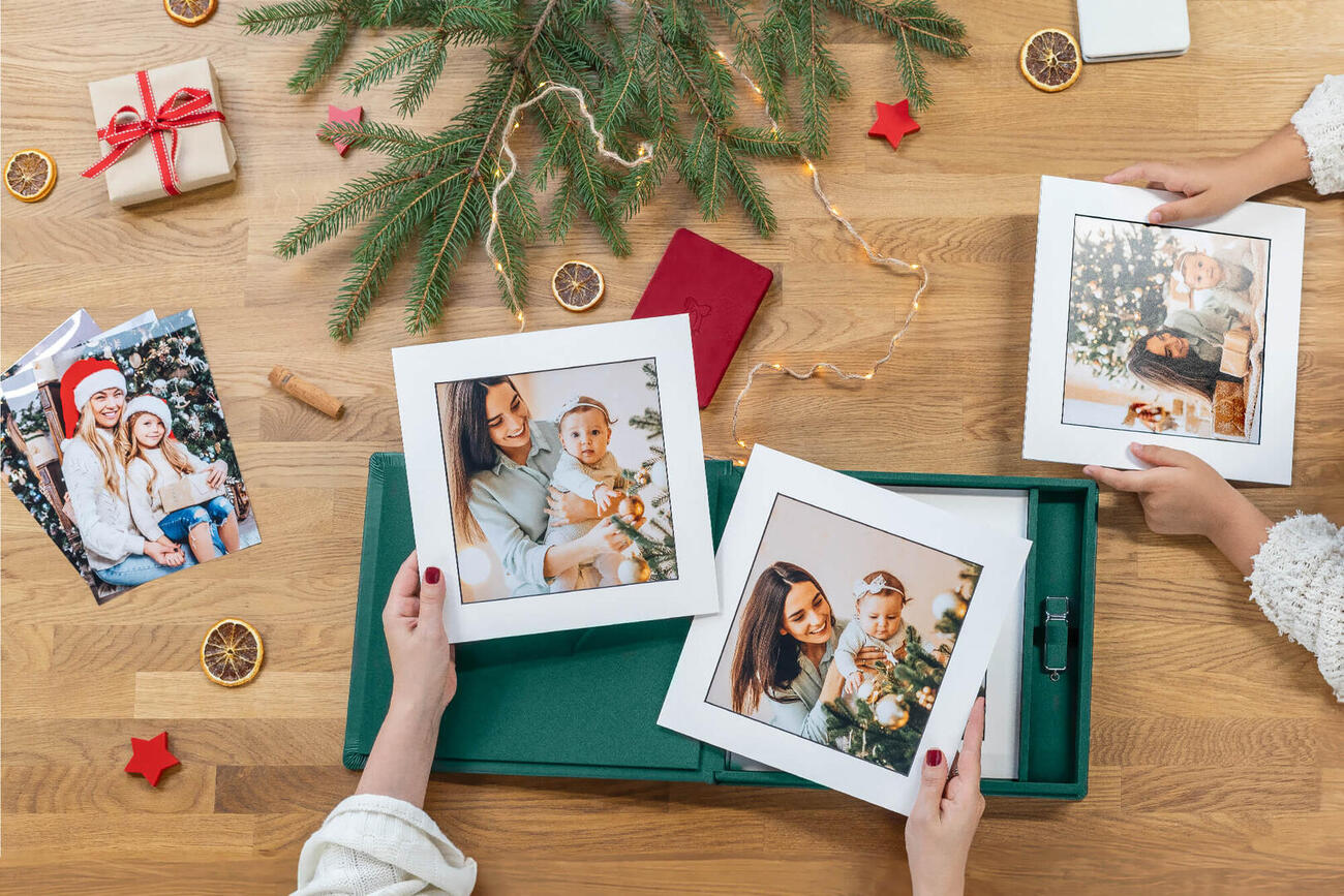 Škatla za ART fotografije odprta, razstavljene družinske božične fotografije