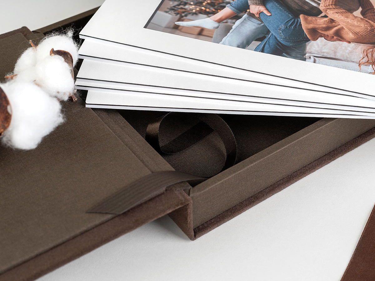 Praznična spominska škatla odprta, razstavljene ART fotografije - detajl debeline fotografij