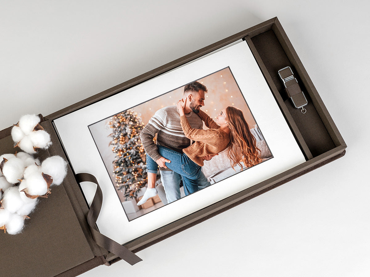 ART fotografija na trdi plošči z belim okvirjem v odprti spominski škatli z usb kjučkom