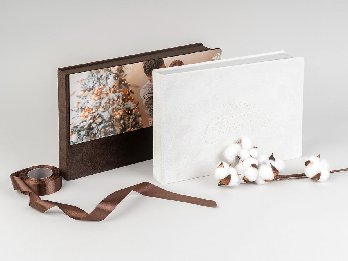 Božična spominska škatla z akrilno naslovnico in elegantnim prazničnim dizajnom v beli in rjavi barvi
