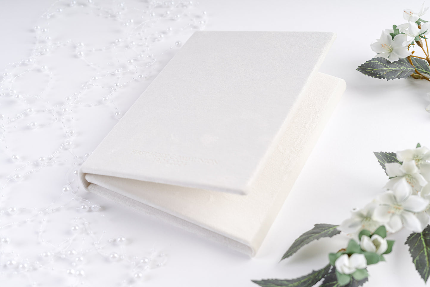 eleganten darilni paket za sveti krst z žametnim belim albumom