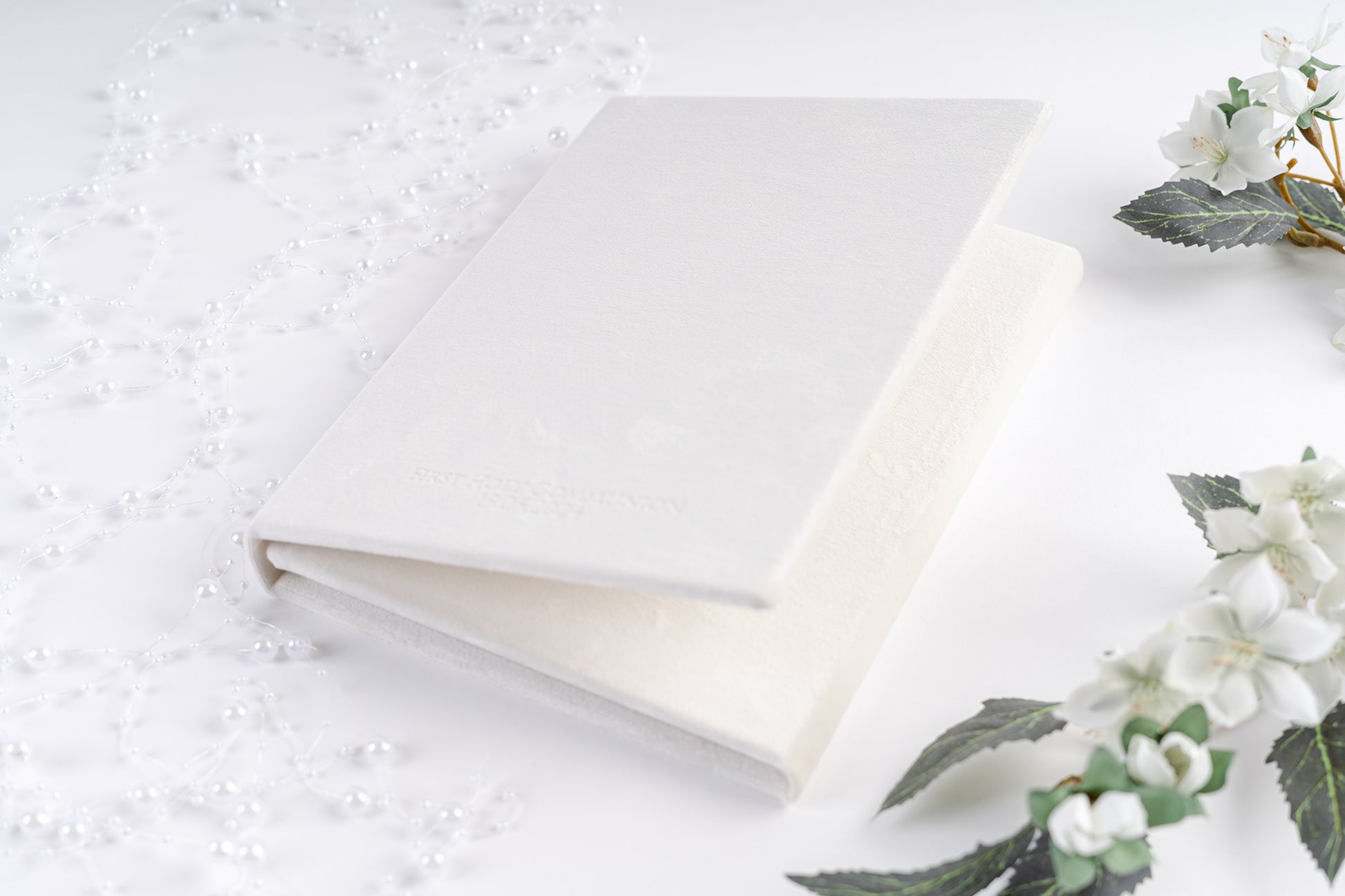 eleganten darilni paket za sveti krst z žametnim belim albumom